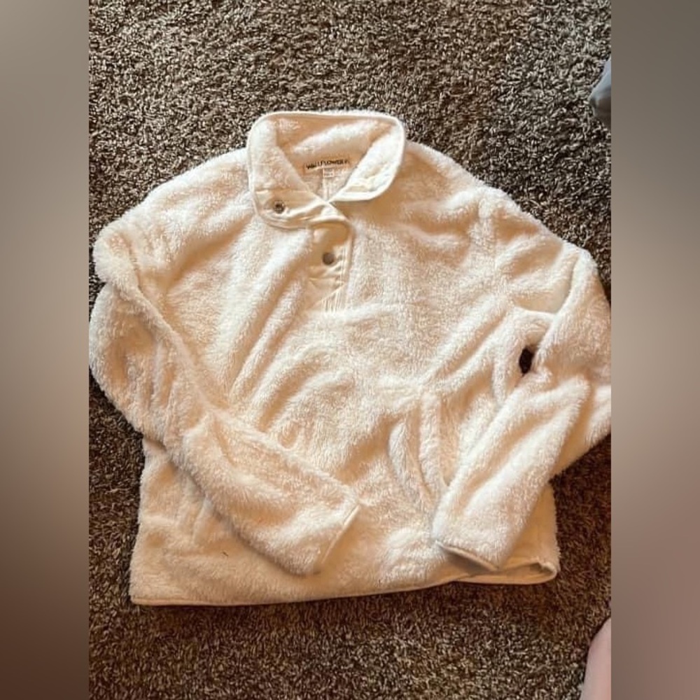 Wallflower women’s pullover